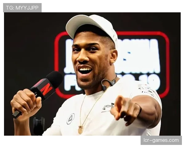 安东尼·约书亚穿拖鞋倒垃圾的那张图，把拳王和邻居合成了一张热搜照